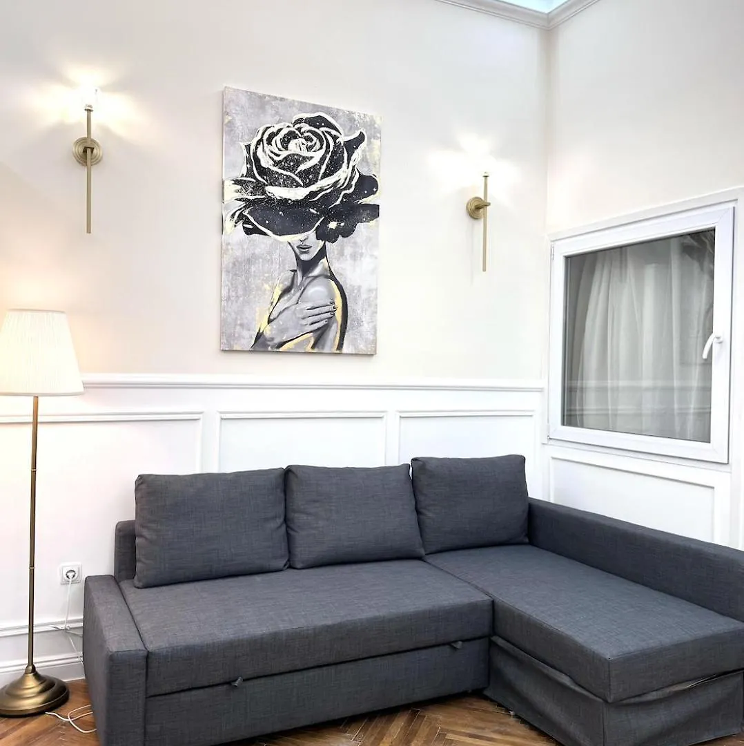 V1 Central Riverfront Apartment 2 Bdrm بودابست