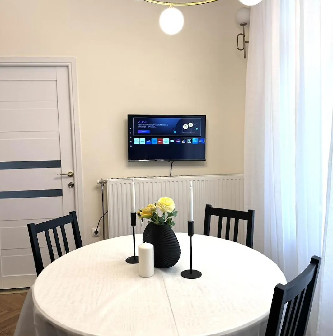V1 Central Riverfront Apartment 2 Bdrm بودابست 0*,